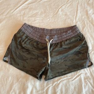 Vuori Clementine Shorts in Green Camo Print
